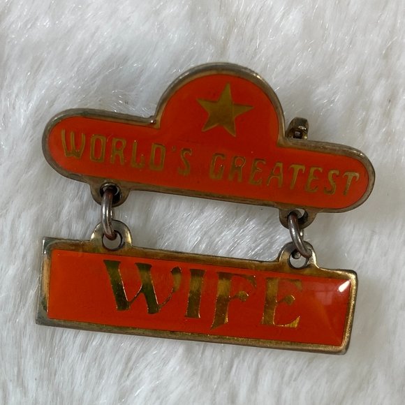 Vintage1980's World's Greatest Wife Brooch Enamel Dangle Pin - Picture 2 of 9